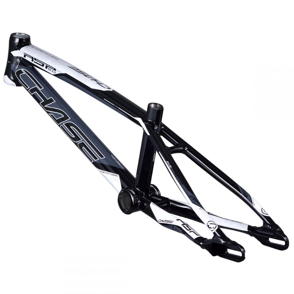 CHASE RSP 5.0 FRAME BLACK / WHITE Color Black / White Frame Size Pro +